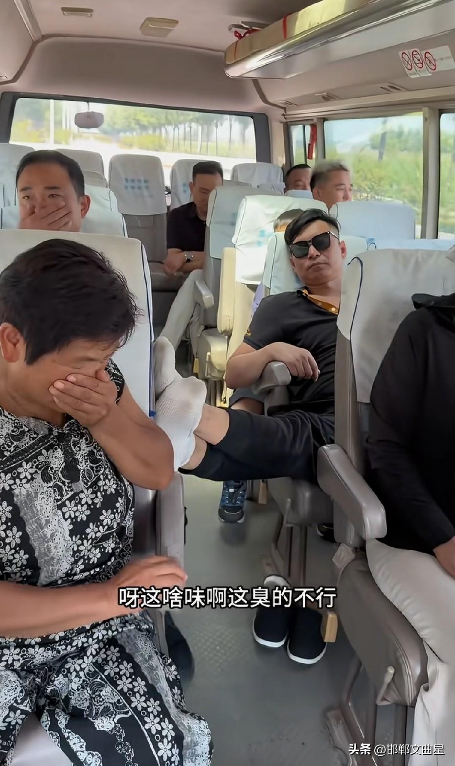 大哥的做法确实解气，可打人终究是不对的……

公交车上，有个戴墨镜的男子把脱了鞋