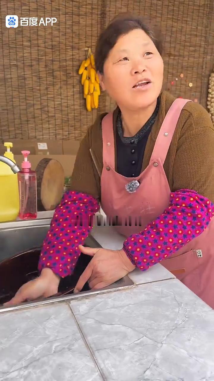 烙馍卷豆腐。
大壮这会可想吃烙馍卷豆腐，想吃咱就做。这可不难，今天你点，这可是我