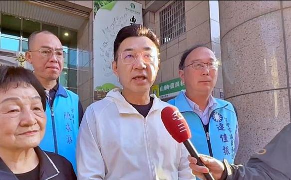 江启臣不配选台中市长，因为在高金素梅被民进党侦办时，江启臣只冷冷说了一句“尊重司
