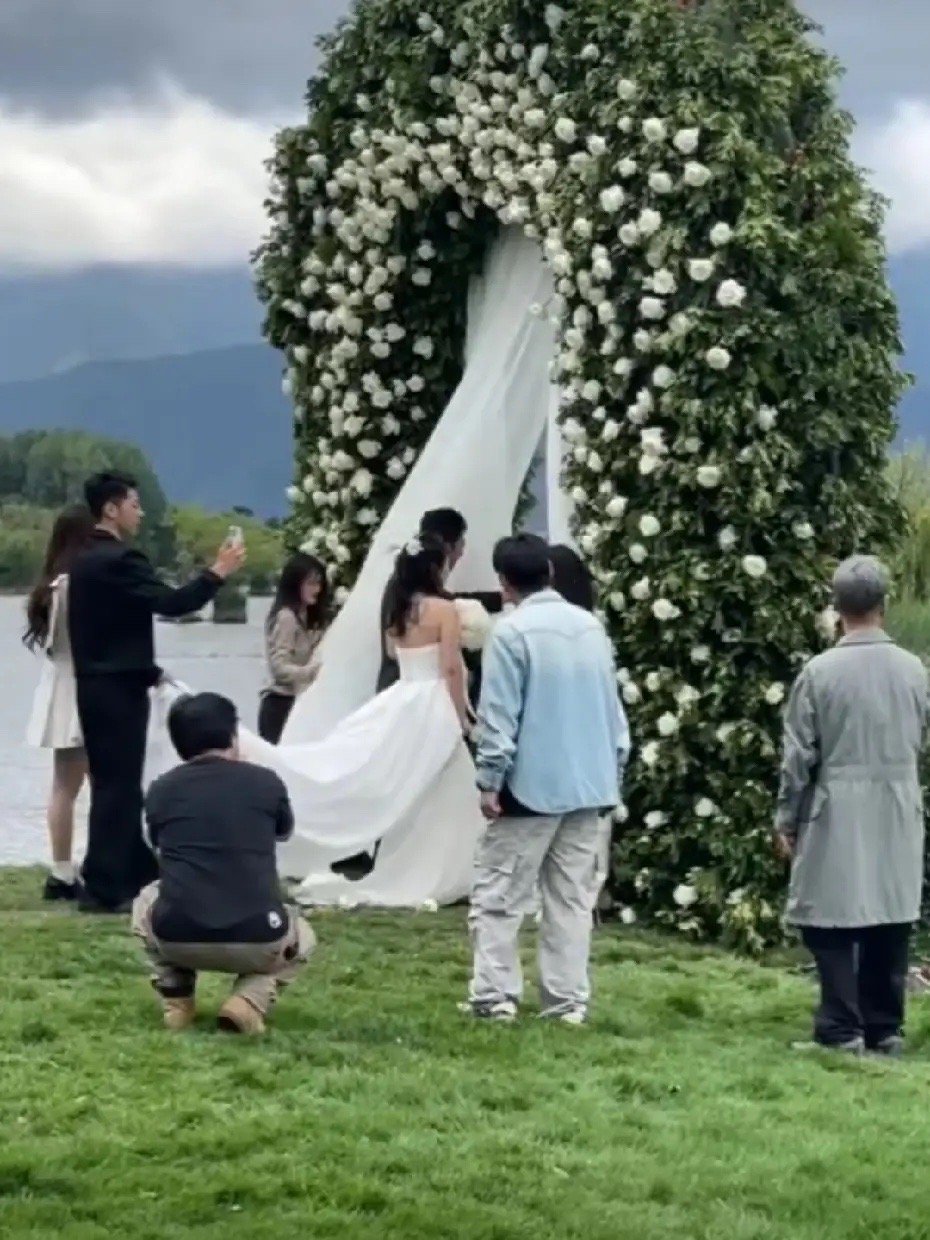 有网友在大理偶遇郭涛一家四口，看样子是在补办婚礼！现在还挺流行这样的，孩子长大了