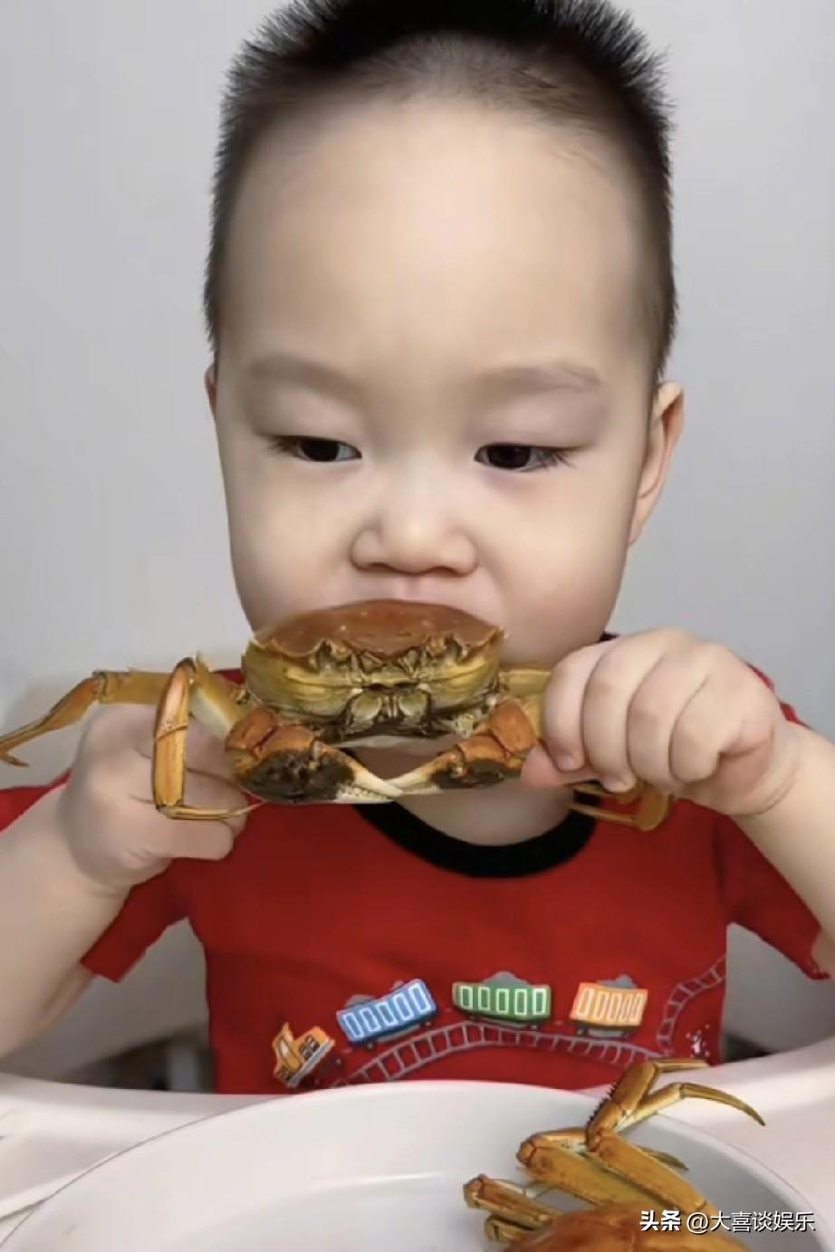 太喜欢这个小吃播了，吃嘛嘛香！

小米乐两岁就能自己吃螃蟹了，拿起就往嘴里放，吃