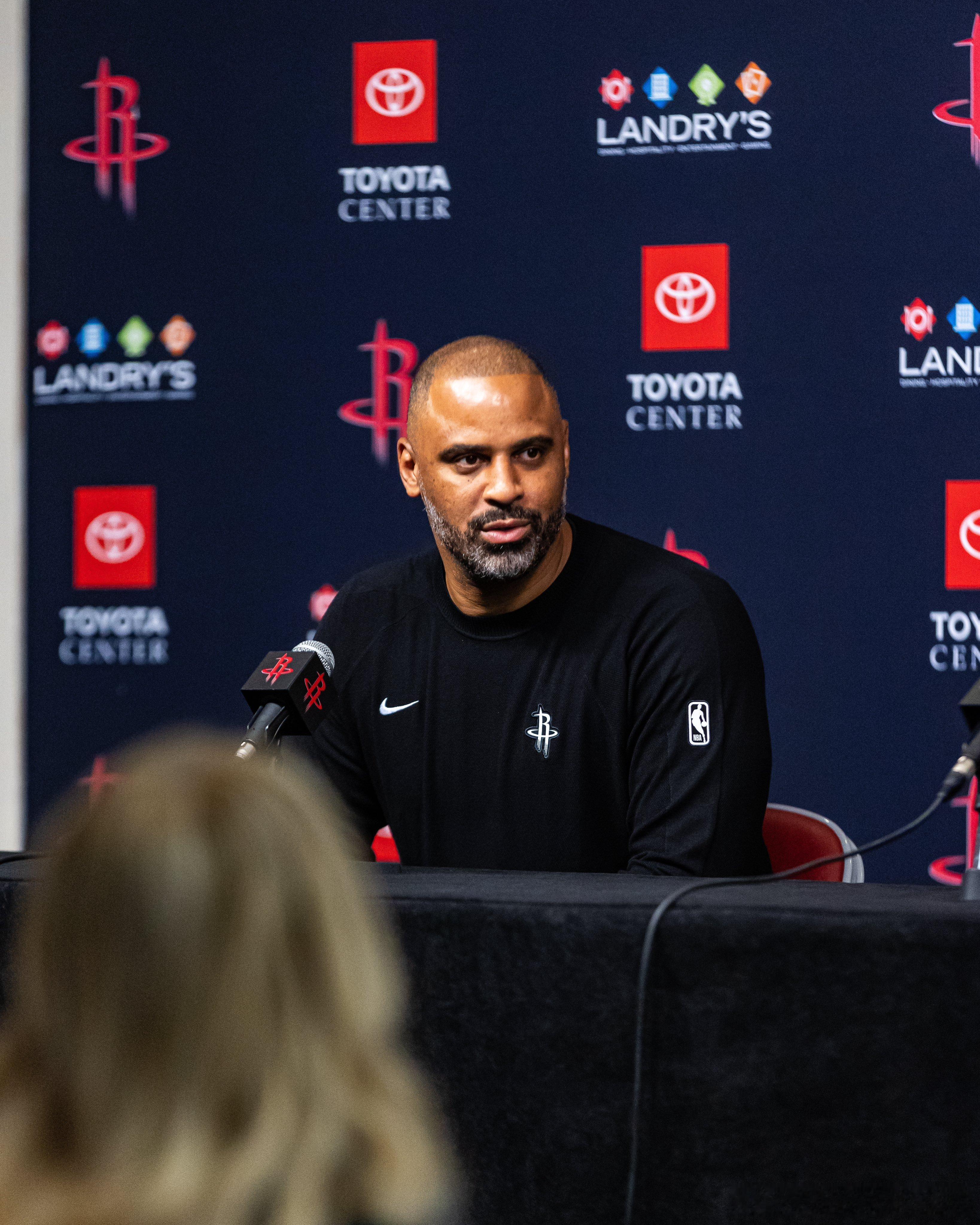 火箭战胜独行侠赛后乌度卡接受了采访📝记者：“亚当斯和阿门今晚都完成了一些轻松扣