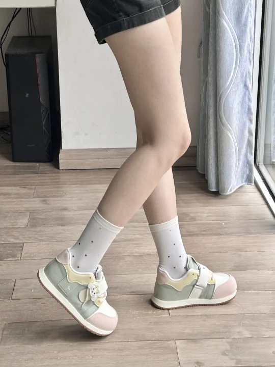 马卡龙色系小白鞋，穿了就离不开～