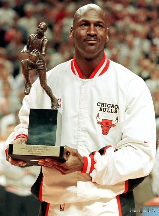 NBA历史上，只有四位球员做到真正意义上的单赛季大满贯，即拿到常规赛MVP，总冠
