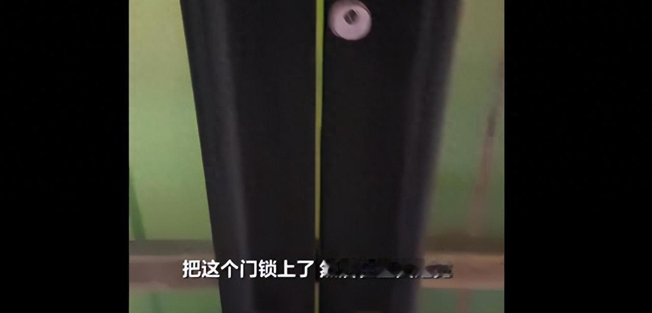这几天网上都在说哈尔滨火车站南广场那间公厕的事。事情是这样的。6月13日晚上，有