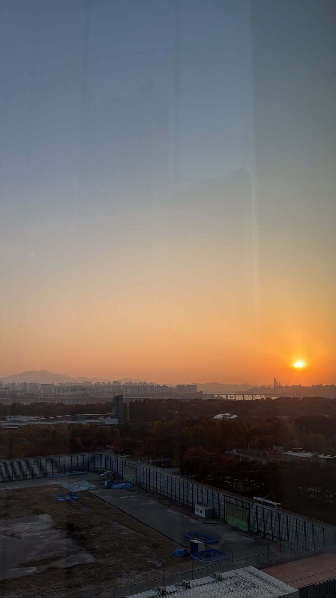 “CB百蓝_。251112 ins story更新： 