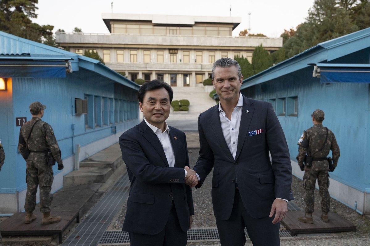美国战争部长皮特·赫格塞斯11月3日访问韩朝边境非军事区（DMZ）。

赫格塞斯