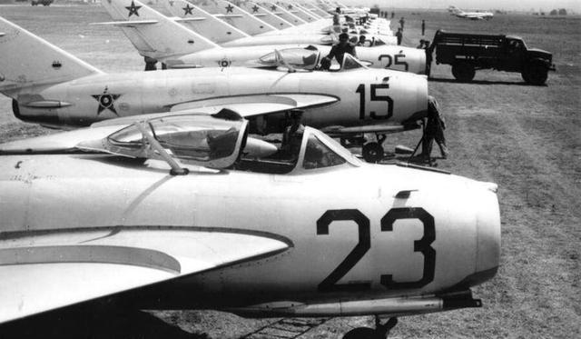 1953年，在一个普通的清晨，上海空军部队却是全员紧张，战士们一个个都随时做好了