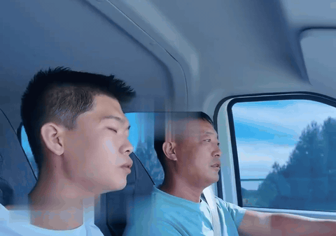 父亲千里送娃上大学路上被迫营业学英语原来爸爸也在偷偷补功课，想跟儿子的世界靠近一