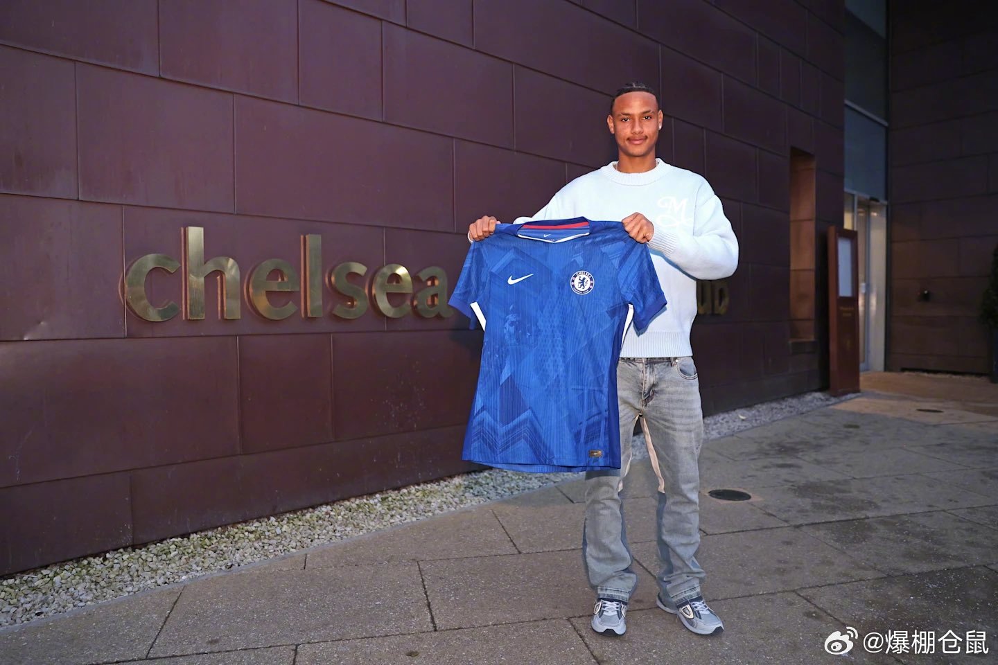 【官方】16岁的马蒂斯-埃布埃与切尔西签下人生第一份职业合同，他是埃马努埃尔-埃