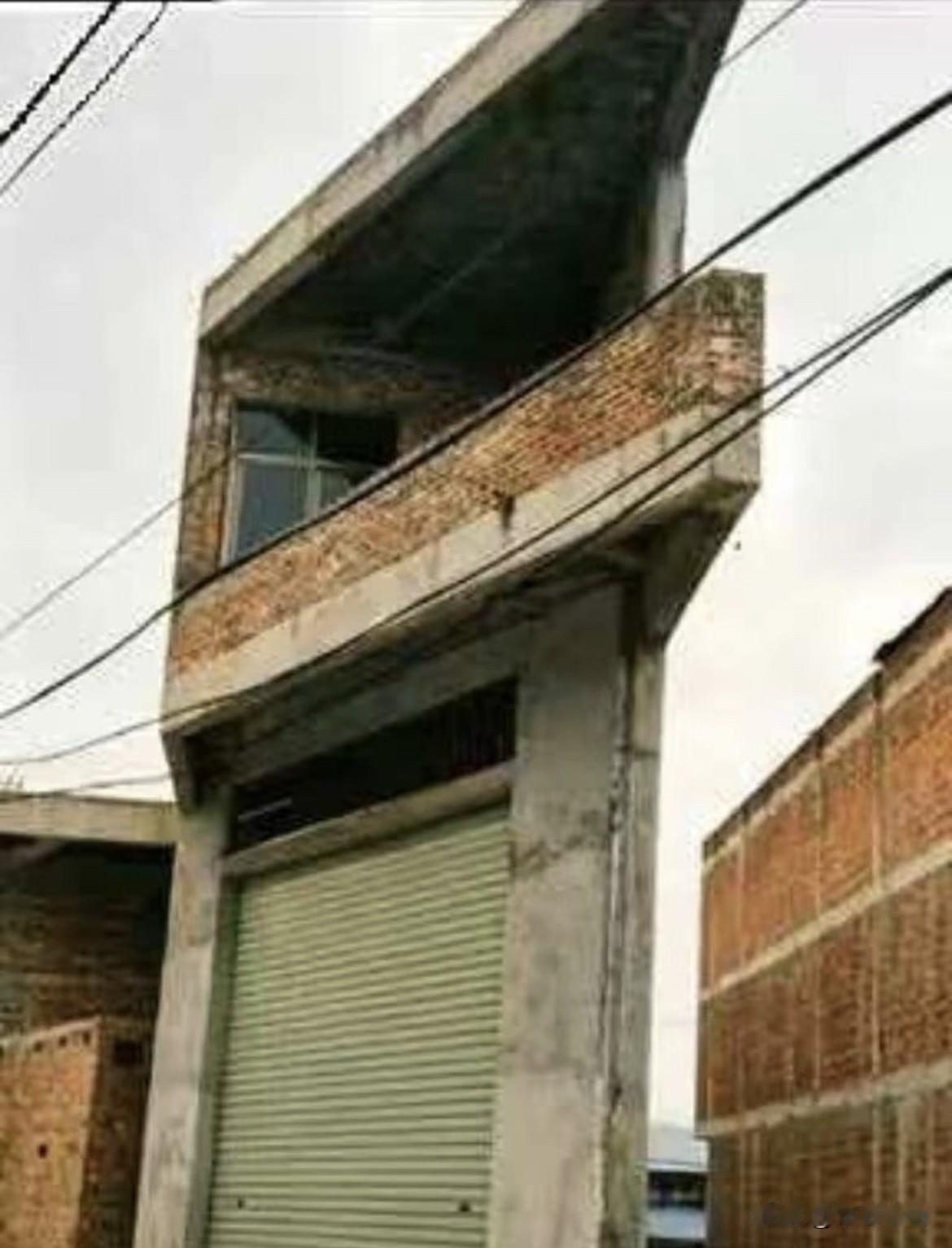 窄地房🏠超大悬挑，
一根立柱扛两层‼️
临街地皮宽度不够只能往外，
大家觉得这