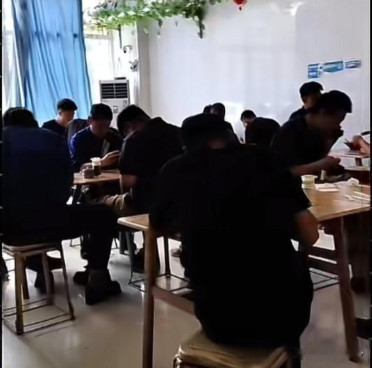随口一句感慨，竟引来两万多条阴阳评论，也算见识到网络上的众生百态。
一位大姐在面