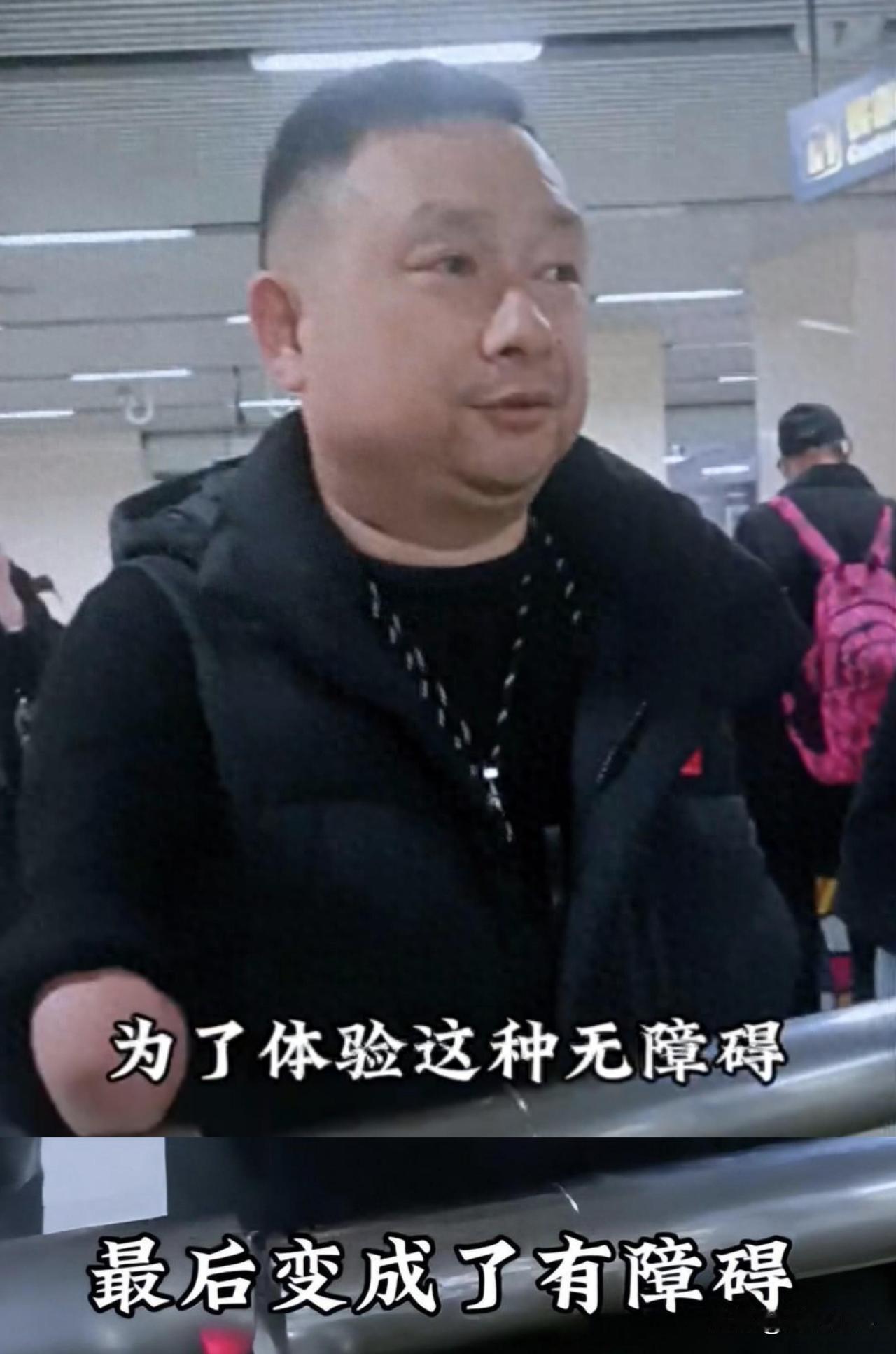 3月23日，在地铁遭遇尴尬的无臂大哥身份曝光，人家是蝶泳冠军，刷新过世界冠军，是