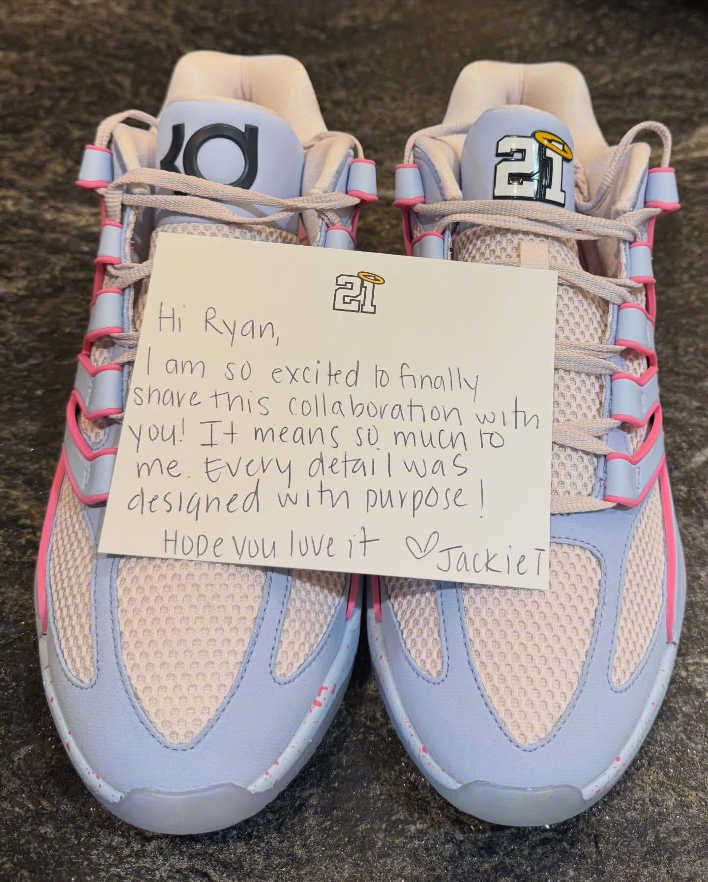 Nike KD 18 PE已故 NFL传奇球星肖恩·泰勒的女儿杰基·泰勒穿着特别