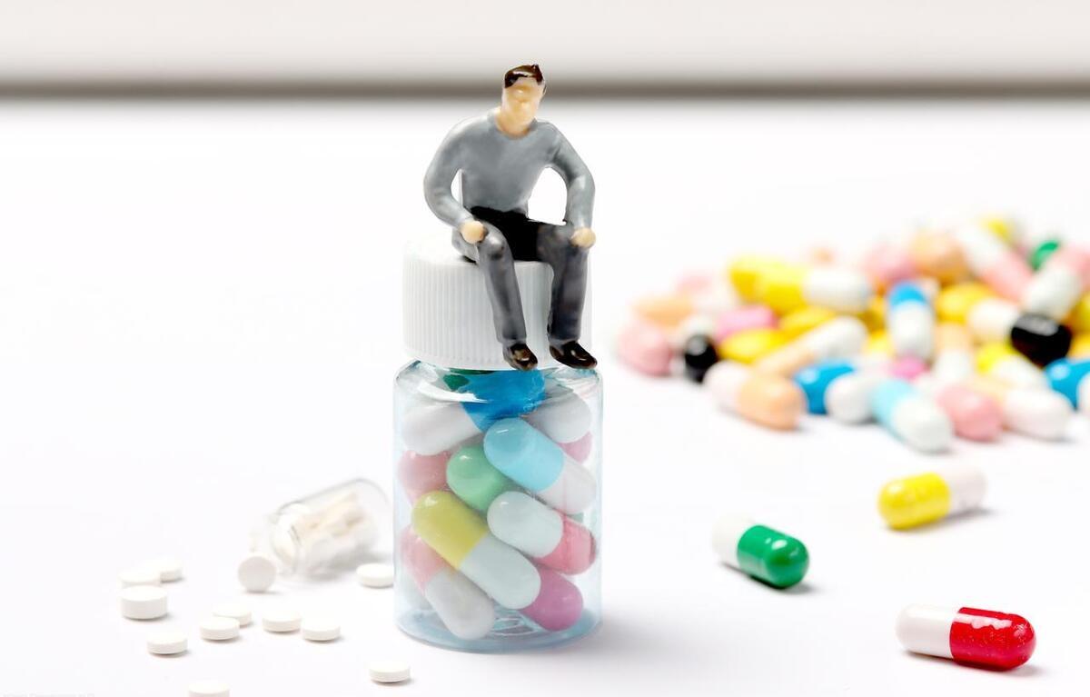 使用氨氯地平或左氨氯地平时，可以忽略药名中的苯磺酸与马来酸

氨氯地平是弱碱性的