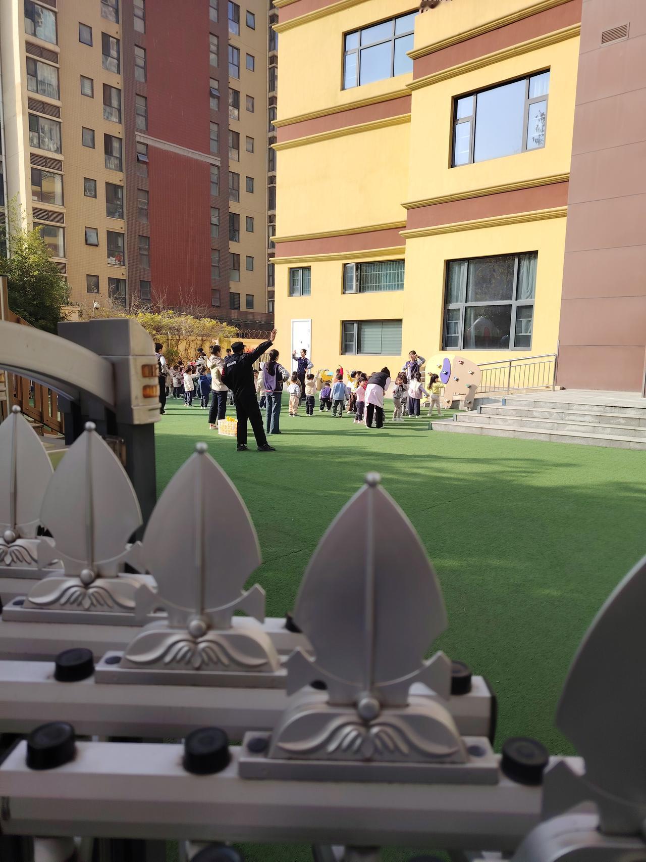 学校里面，主课最累，副课轻省，各个处室，逍遥无比。
混的老师，拈轻怕重。好的老师