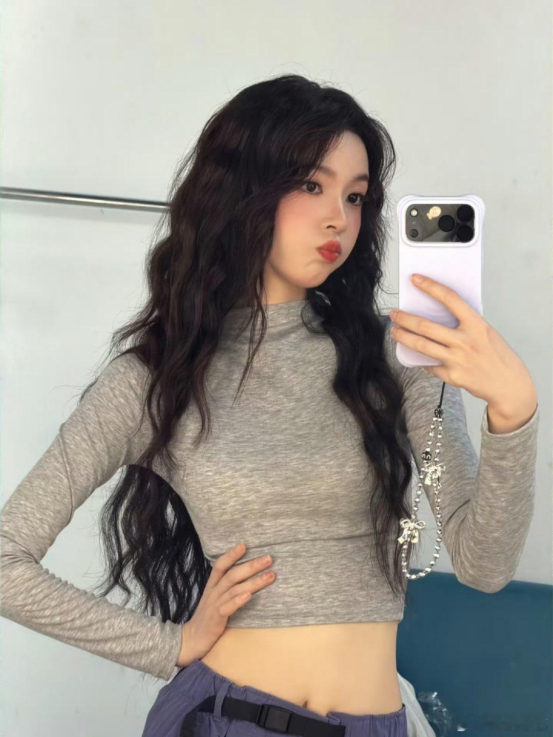 张月代s和睡着的陈瑶合影 为舞台全力以赴，累到秒睡都毫无察觉，被合影的模样软萌又