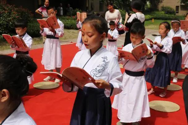 读经过程如何让孩子做到注意力集中呢？
 
首先，要让孩子把注意力集中在自己的每一