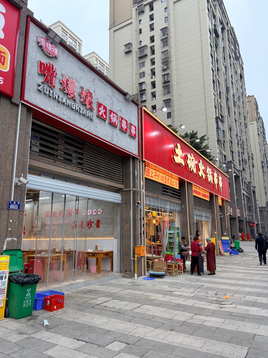 为什么说线下生意难做，餐饮更难做。左边这家火锅串串开了半年了吧生意还不错，右边立