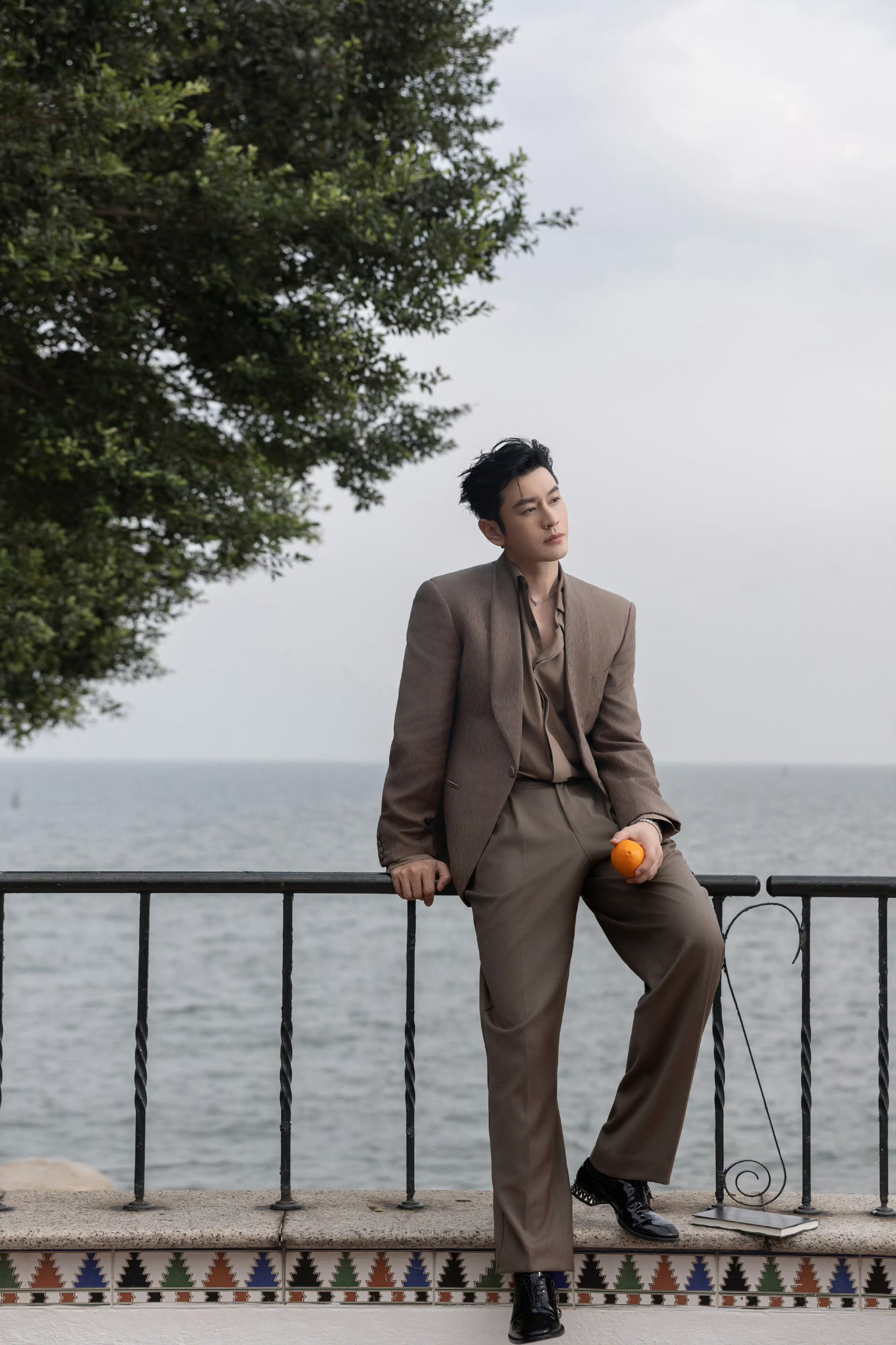 黄晓明领奖也是霸总发言 黄晓明直言入手了不少高价IP，只为用心做好内容，现场直接