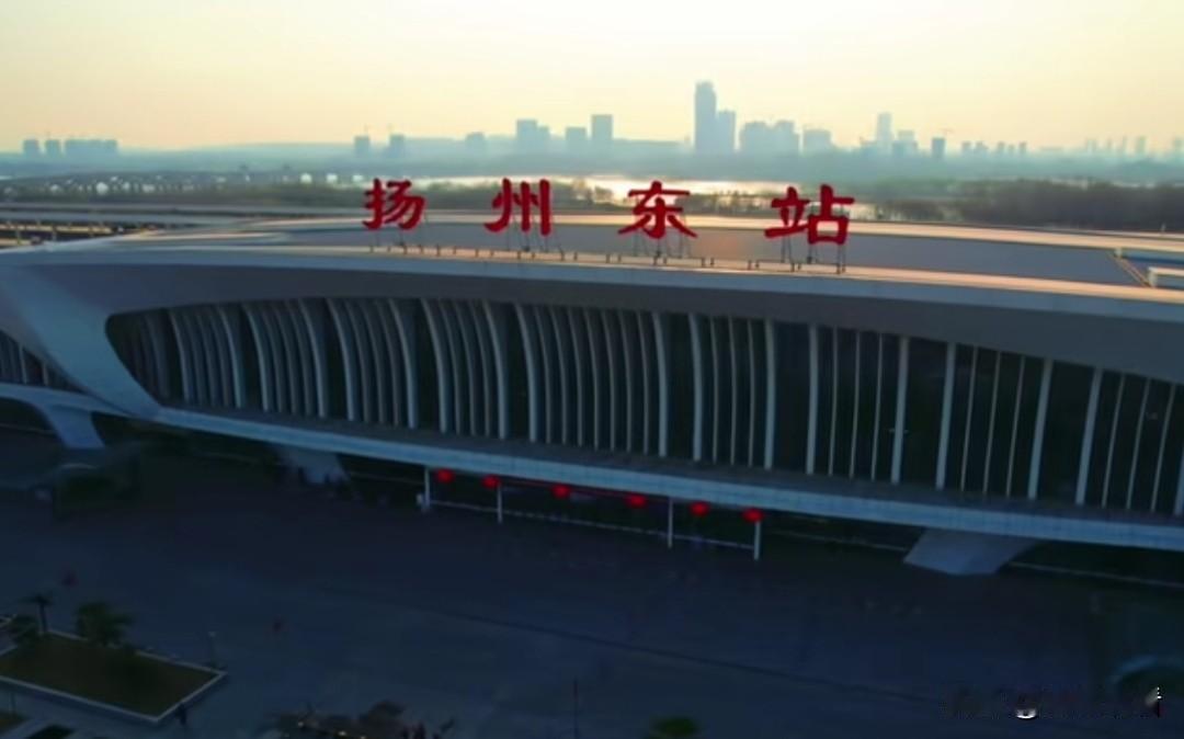 扬州准备坐高铁出行的小伙伴赶紧看过来！台风“巴威”携狂风暴雨来袭，铁路紧急调整7