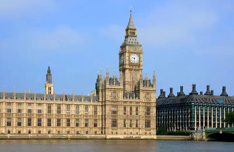 英国议会上下两院在4月21日通过了《烟草和电子烟法案》，禁止2008年以后出生英