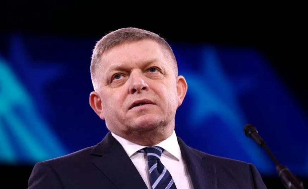 斯洛伐克总理菲佐要去莫斯科参加活动，结果被自己人卡住了。
欧盟内部的裂痕，这下明