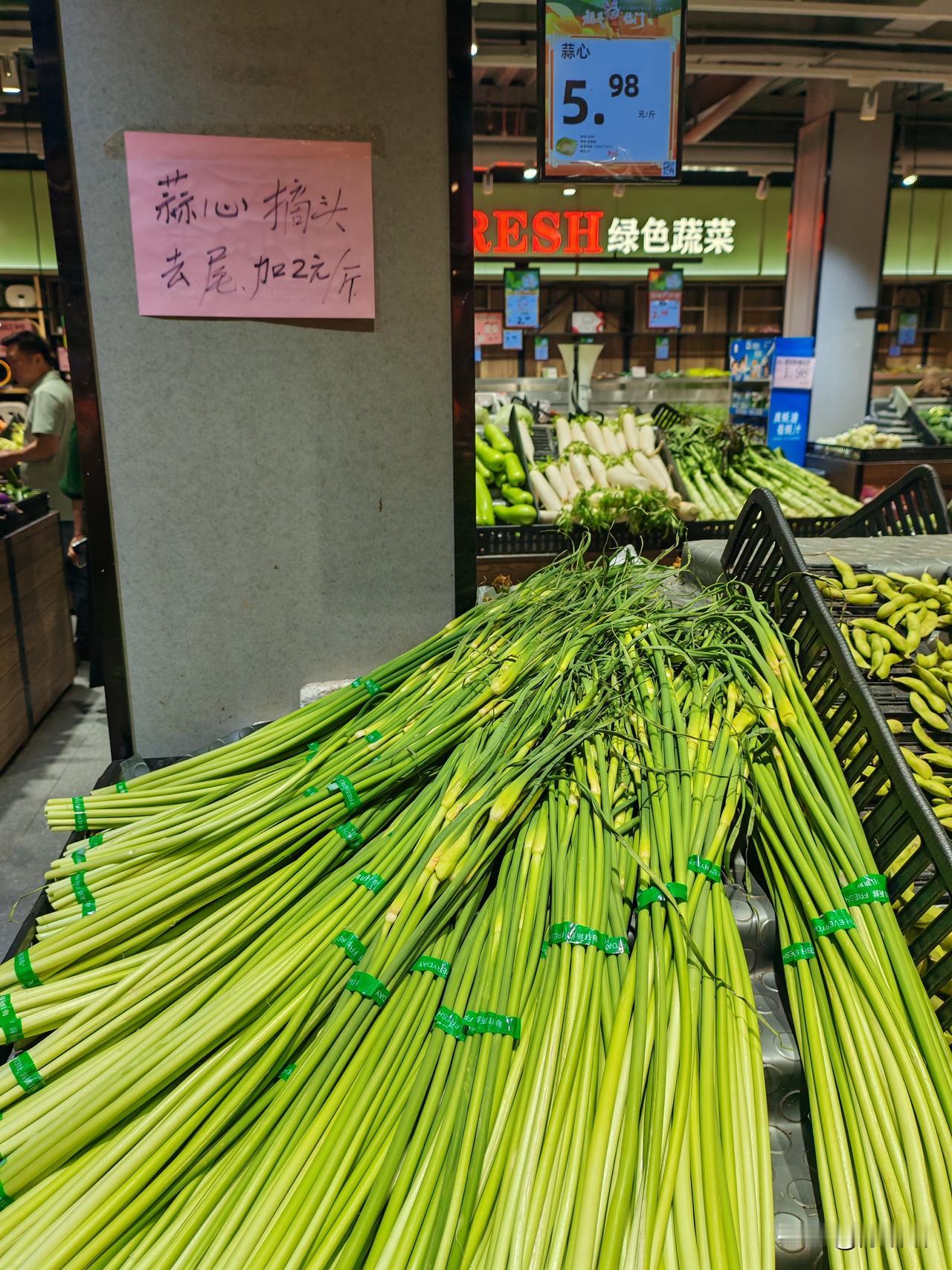 超市的蒜苔卖给我们
5块9毛8-斤
不知道当地老板收购
菜农的又是多少钱一斤？