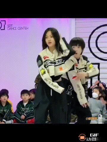 甜馨和舞伴配合真默契！
这是为了将来踏入娱乐圈做准备吗？#李小璐女儿颜值#