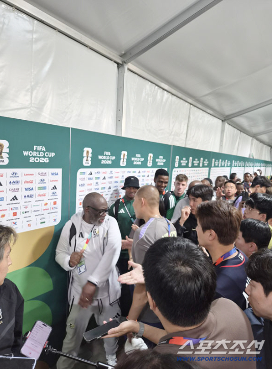 韩国南非赛后发生冲突韩国0-1不敌南非，位列小组第三。韩媒sports chos