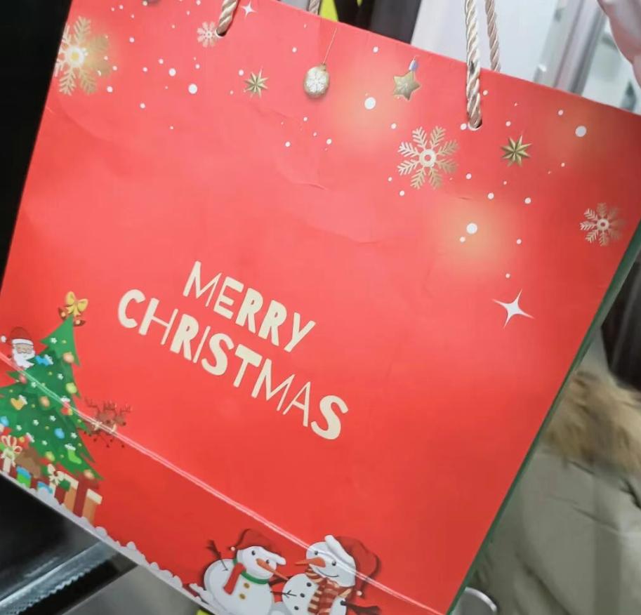 00后爱国具象化了！
今天平安夜，明天圣诞节，以为读大二的儿子没人送礼物，便从网