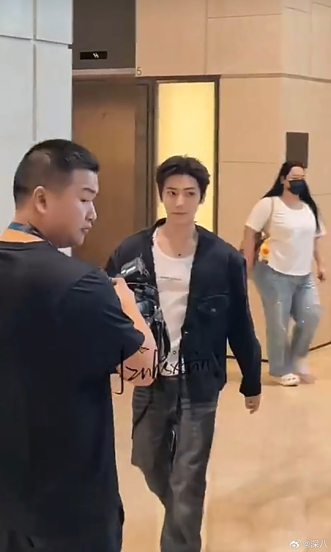 侯明昊歌手直播上班路透侯明昊首次歌手直播上班 侯明昊歌手直播上班路透，比嘘也太帅