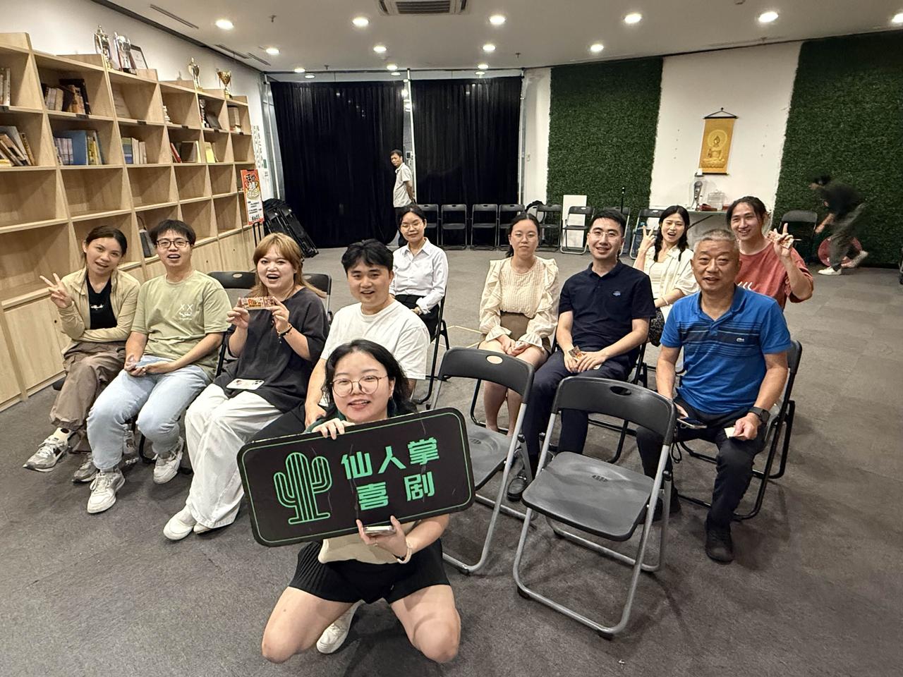 杭州也有喜剧脱口秀就在杭州大剧院一楼，今晚开放麦，我第一次去观摩，票价你想不到…
