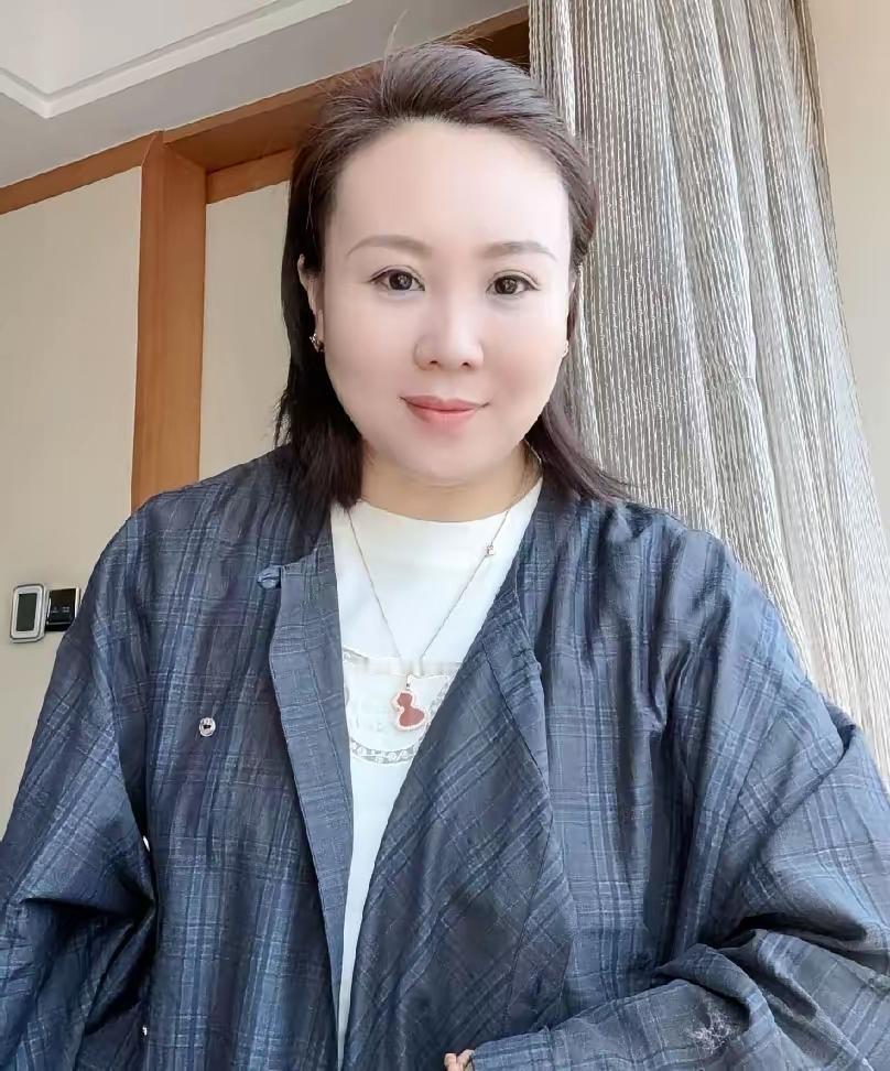 王亮发布新歌，琳琳妈妈一句话都没有。她亲儿子发新歌她和老公王小利一起去站台。亲儿
