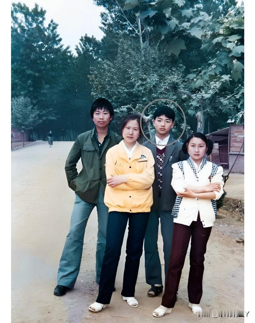 这是一九八六年，男孩与他中学同学在路边的合影。当年穿着小西装眉清目秀的他，而今已