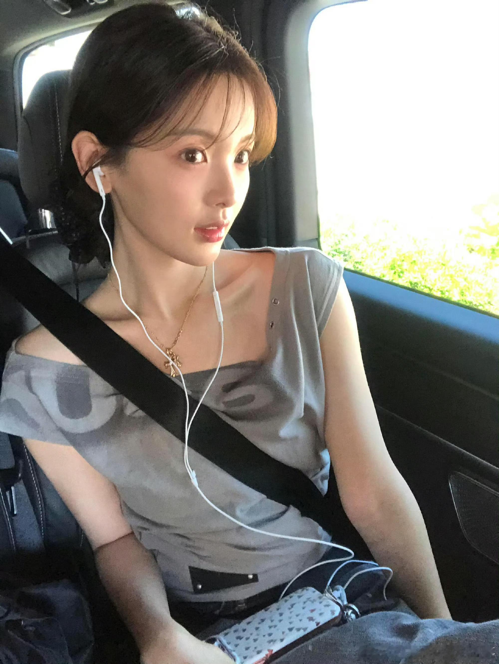 杨超越想象中我戴耳机的样子暑假刷到宝了氛围感直接拉满！杨超越完美复刻戴有线耳机的