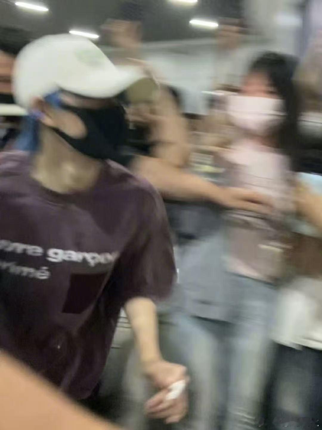 余宇涵染蓝发了 太帅了，余宇涵的蓝发让他变得更加有个性，充满了年轻的活力和魅力，