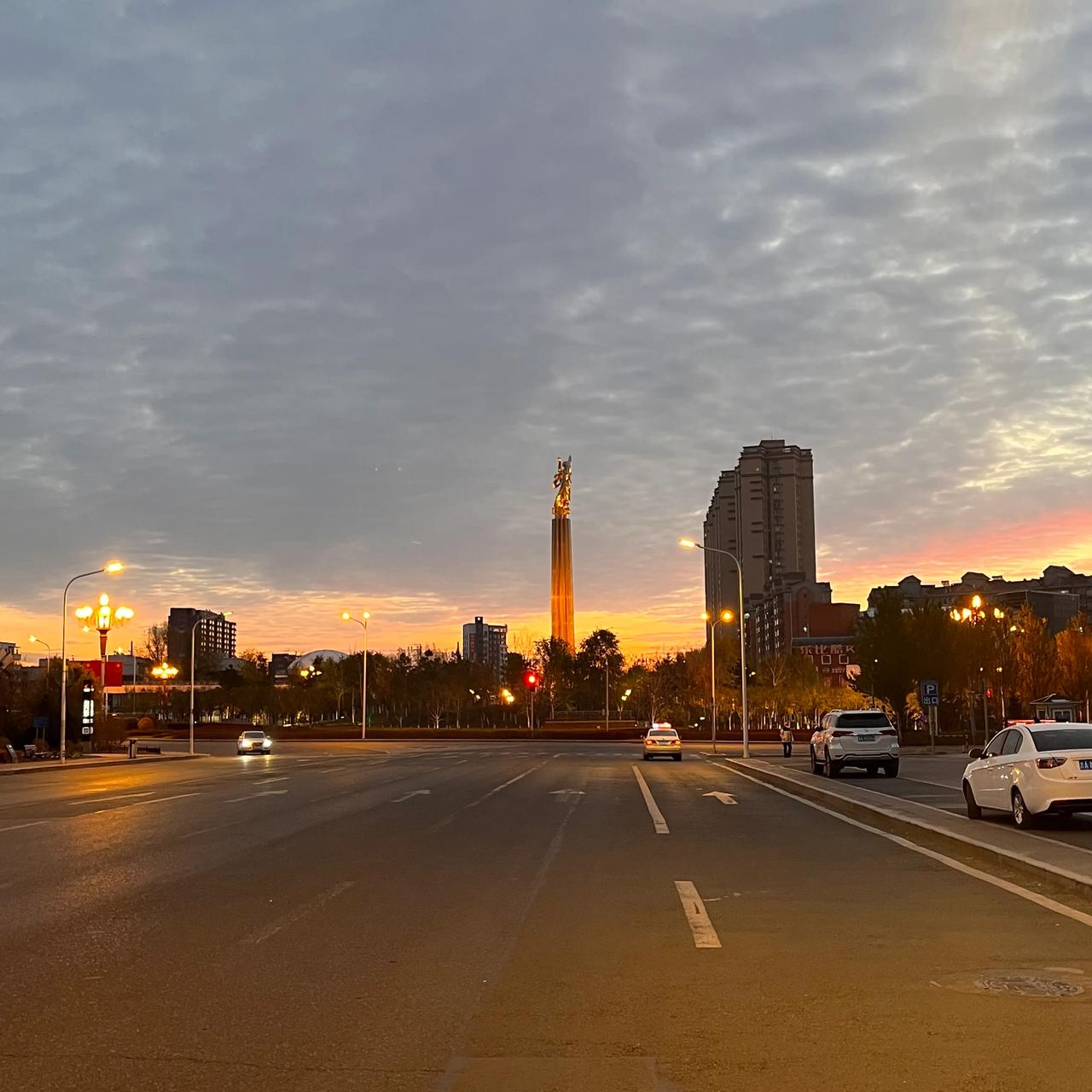 6点多的卫星广场，很漂亮。