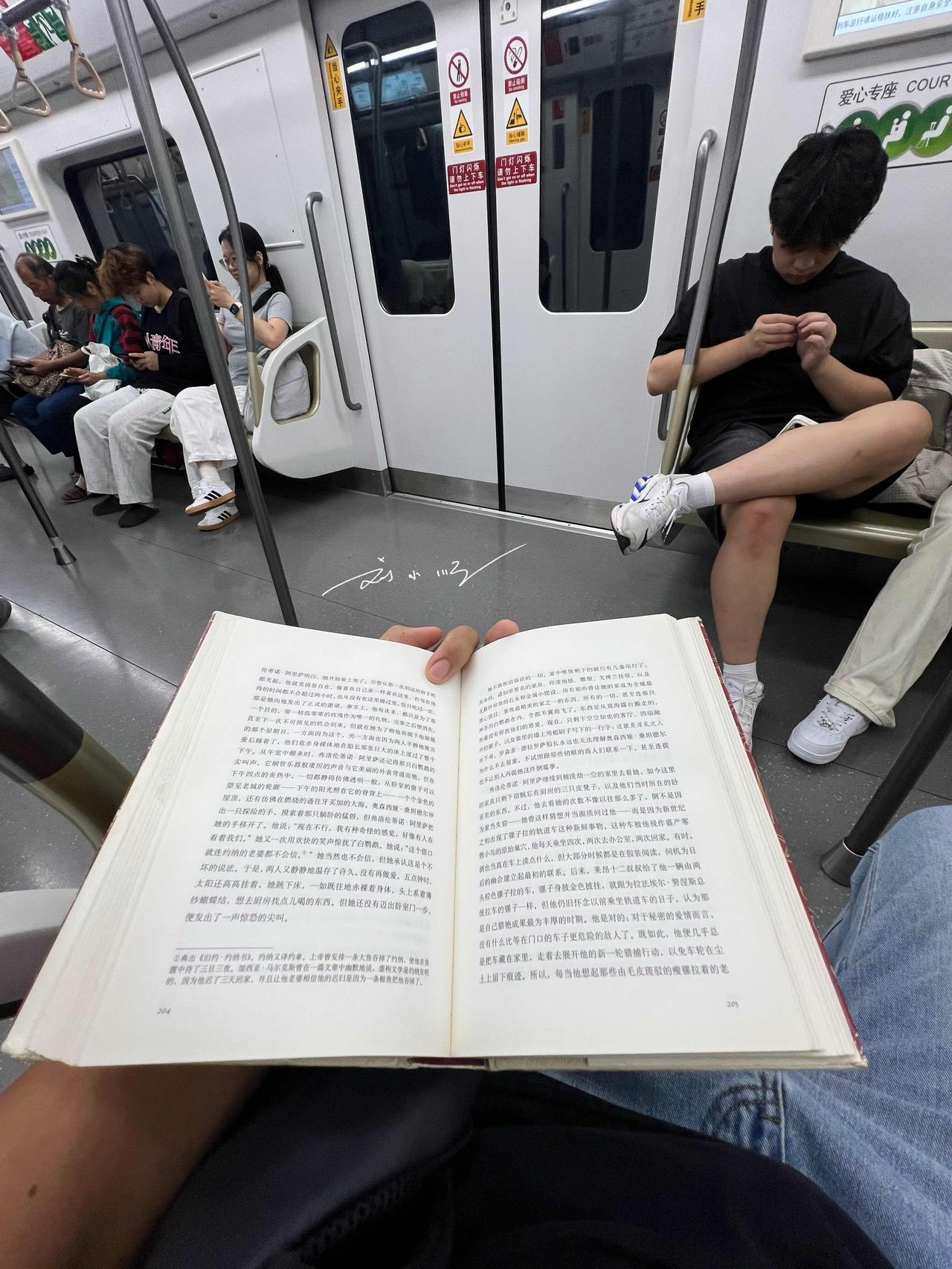 我问朋友，如果我在上海的地铁上看《霍乱时期的爱情》会不会太装逼？朋友说，你穿吊带