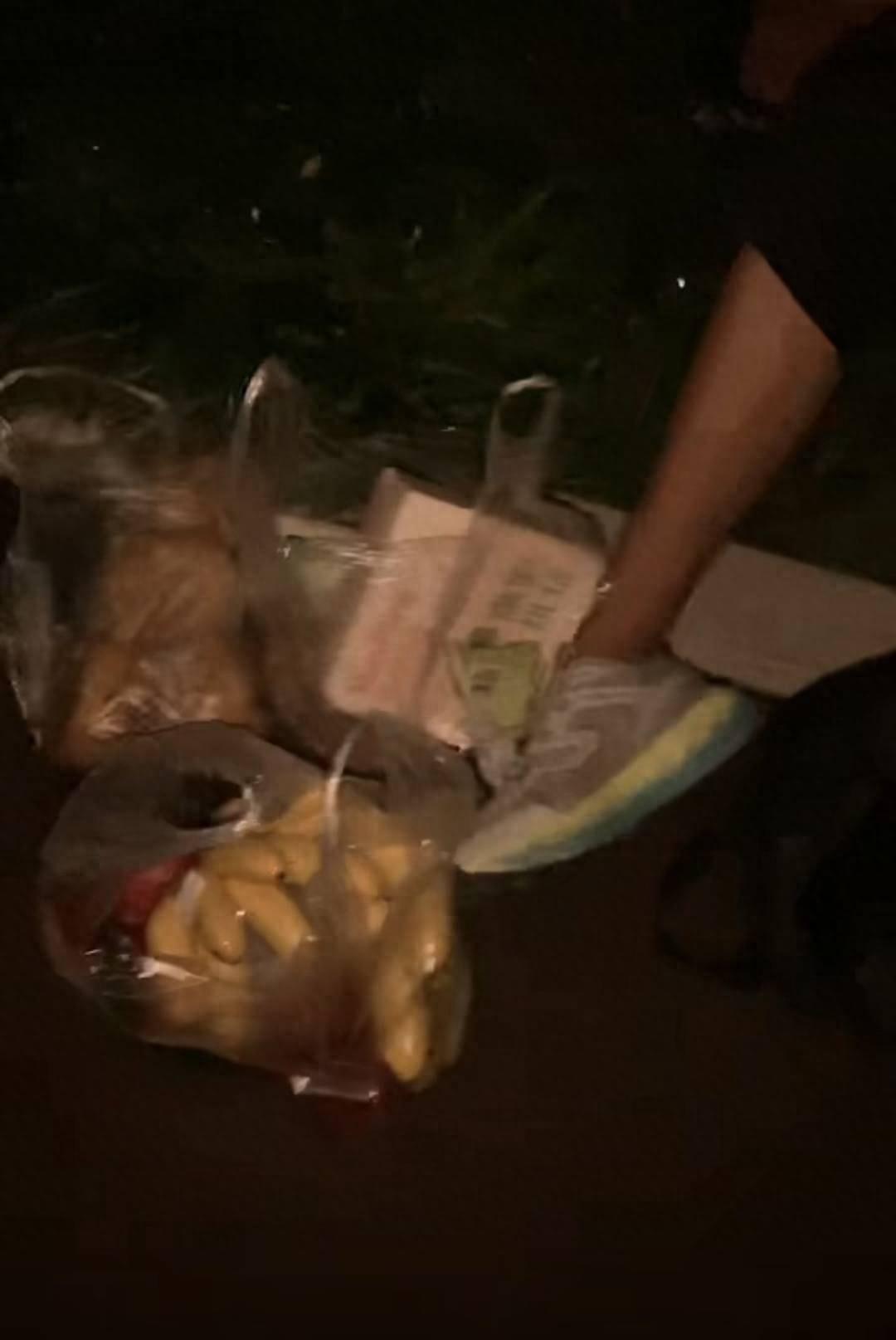 “看哭了！”四川成都，一22岁男孩生病发烧瘫倒在公园里，散步的叔叔阿姨发现后，快
