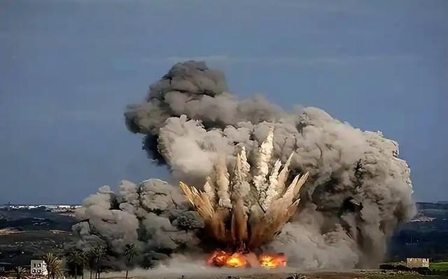 伊朗的一记反击震惊全球，一口气炸了甲骨文迪拜数据中心和亚马逊巴林数据中心，这两座