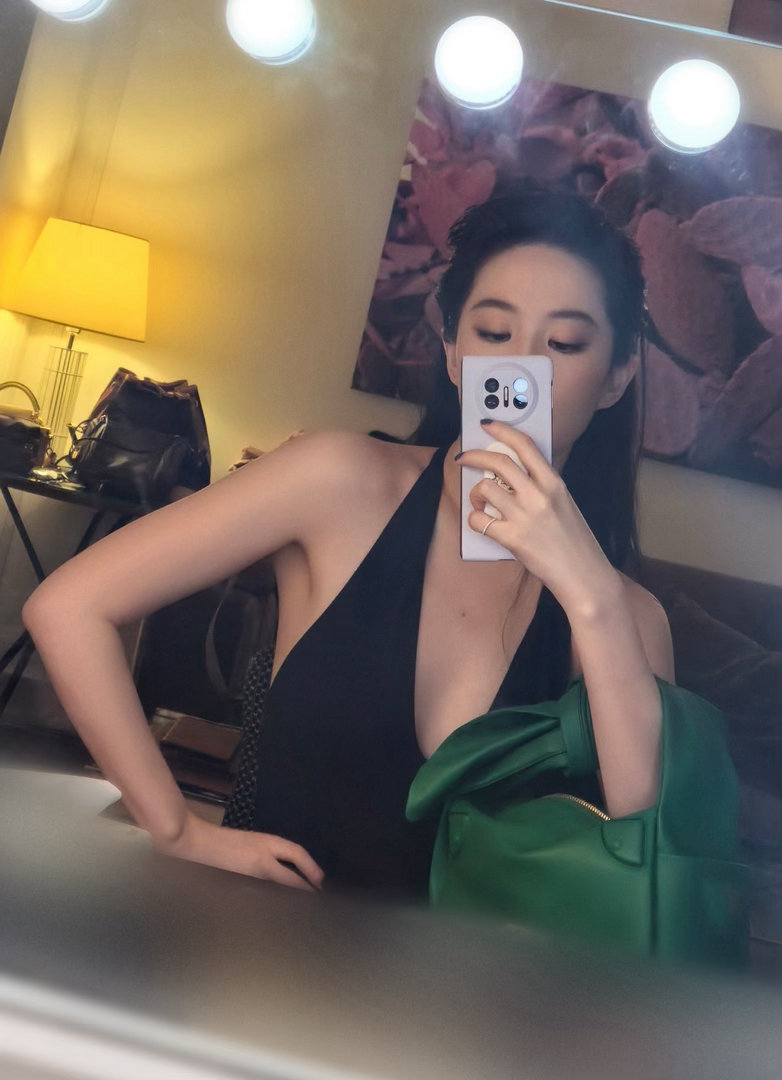 刘亦菲采访被主持人抢话全程盯着刘亦菲犯花痴刘亦菲采访被主持人抢话