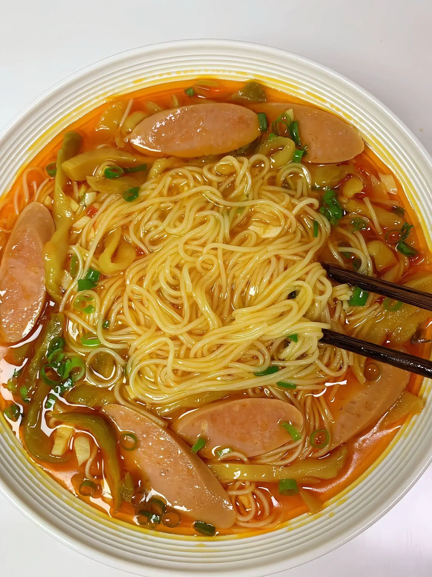 这个榨菜火腿汤面简单又好吃的面条做法。 汤鲜味美，面条入味， 5分钟就...