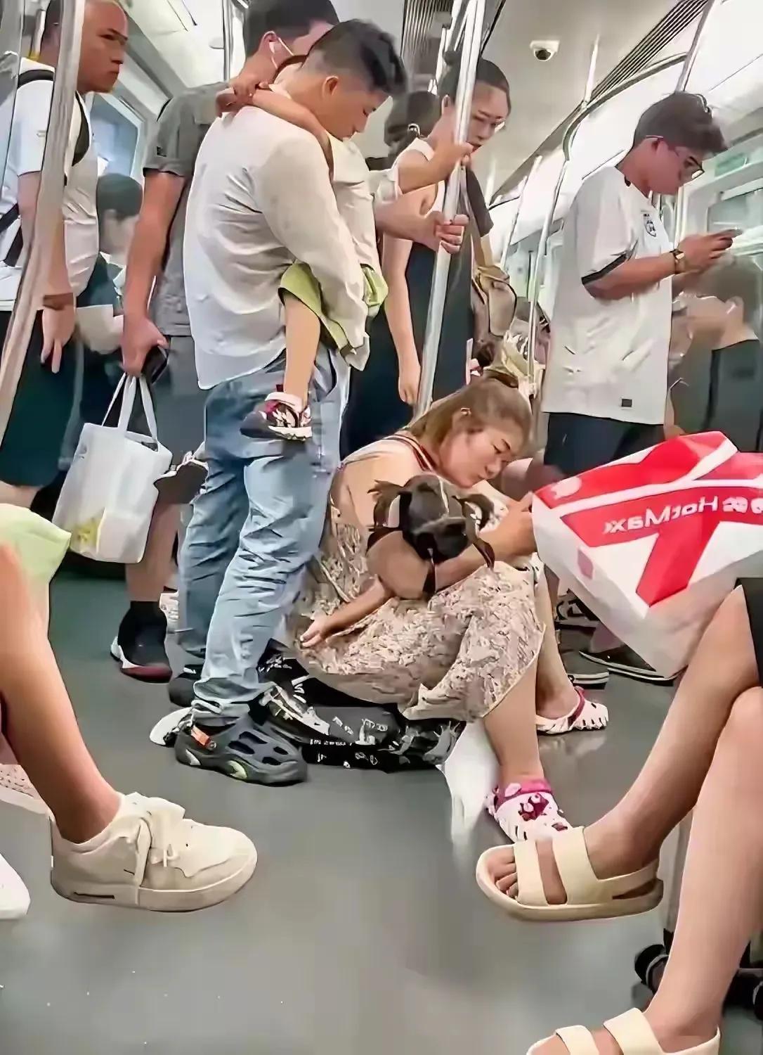 在一趟地铁车厢里，只见一对年轻的夫妇带着两个小孩进站后，由于地铁车厢里早已经是挤