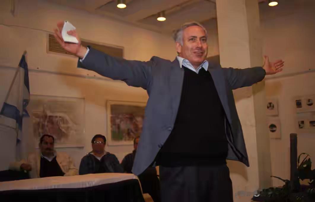 内塔尼亚胡年轻那会和现在开心起来的样子差不多，手舞没有足蹈，笑容满脸。