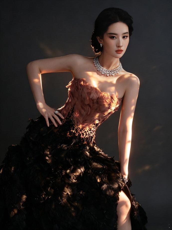 刘亦菲VOGUE穿ES高定刘亦菲VOGUE盘发 刘亦菲VOGUE穿ES高定，女王