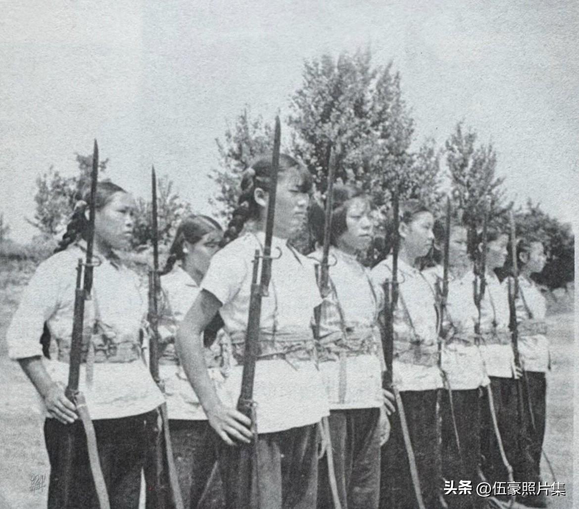1958年，南阳地区女性基干民兵训练的老照片，个个英姿飒爽，巾帼不让须眉。怎么形