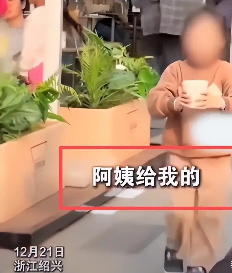 12月21日，浙江绍兴。妈妈带女儿去外面玩，路过一家咖啡店。因为经常在这家店喝咖