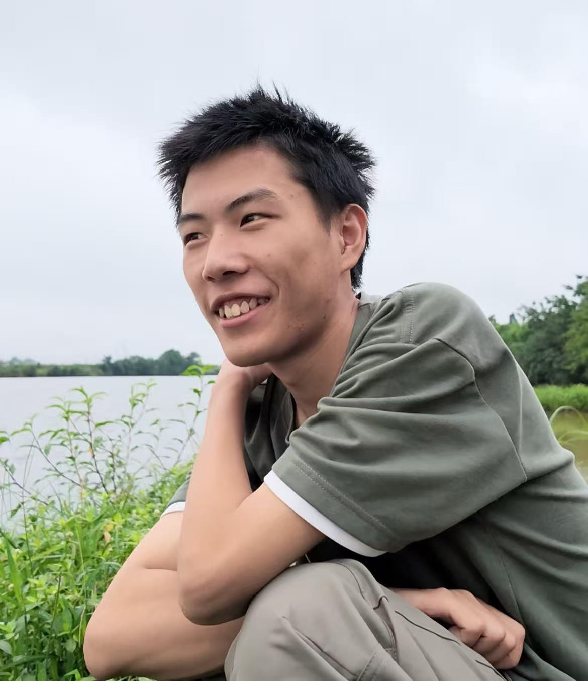 同样是刚考完高考的十八岁少年，有人父母全程陪同旅游放松，有人兜里揣着长辈给的零花