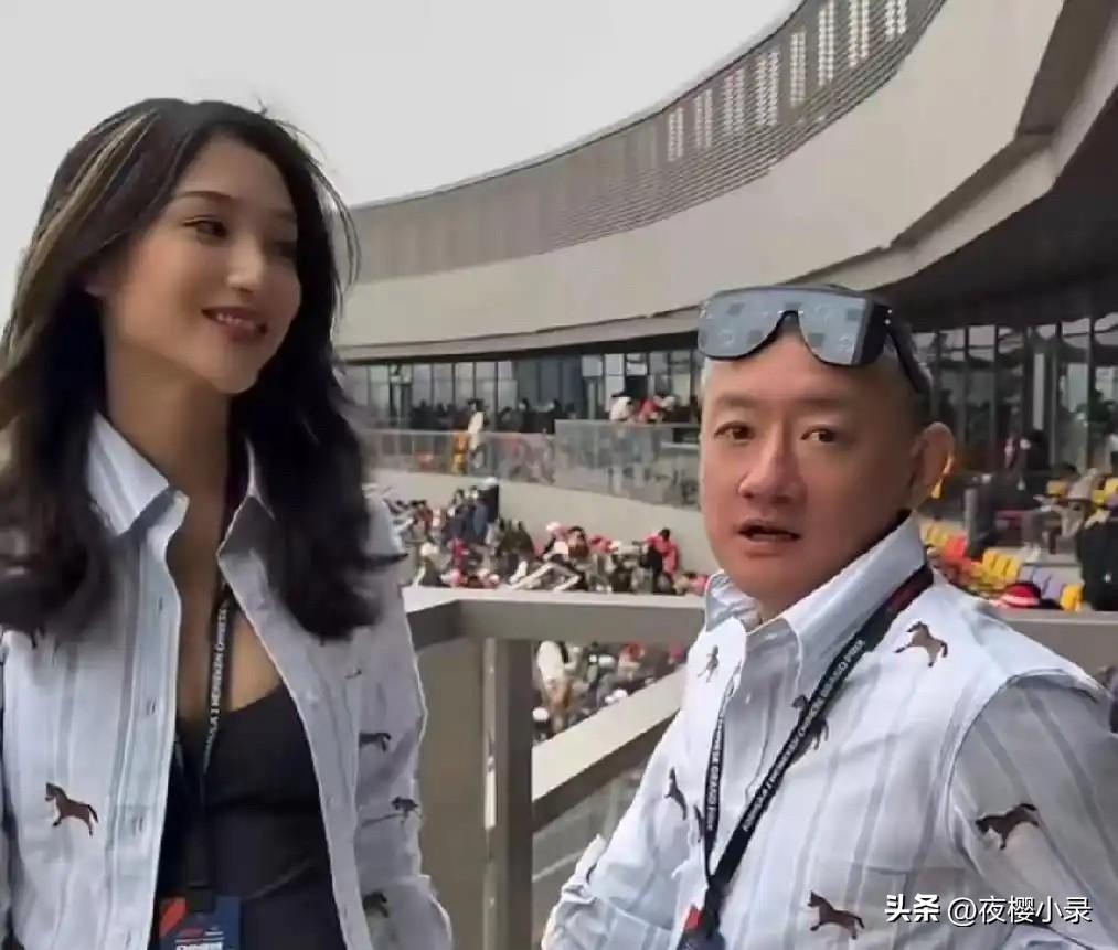 “京城四少”汪雨携妻亮相F1！小20岁娇妻穿黑裙身材火辣，他手抚孕肚好宠妻！[大